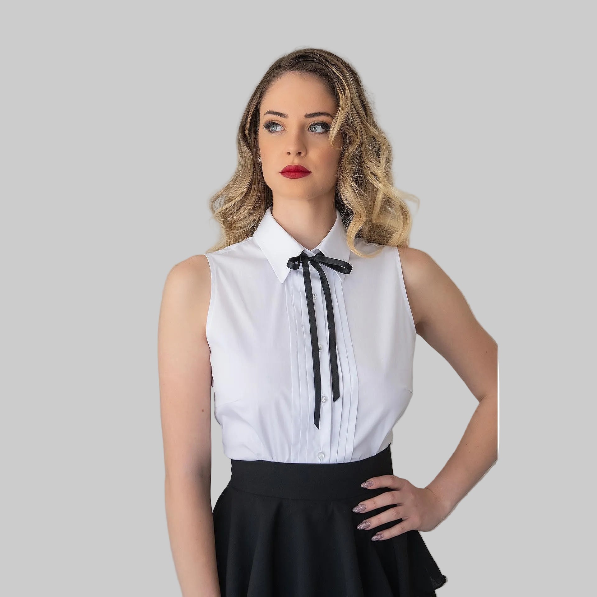 Бяла дамска риза с черна панделка 