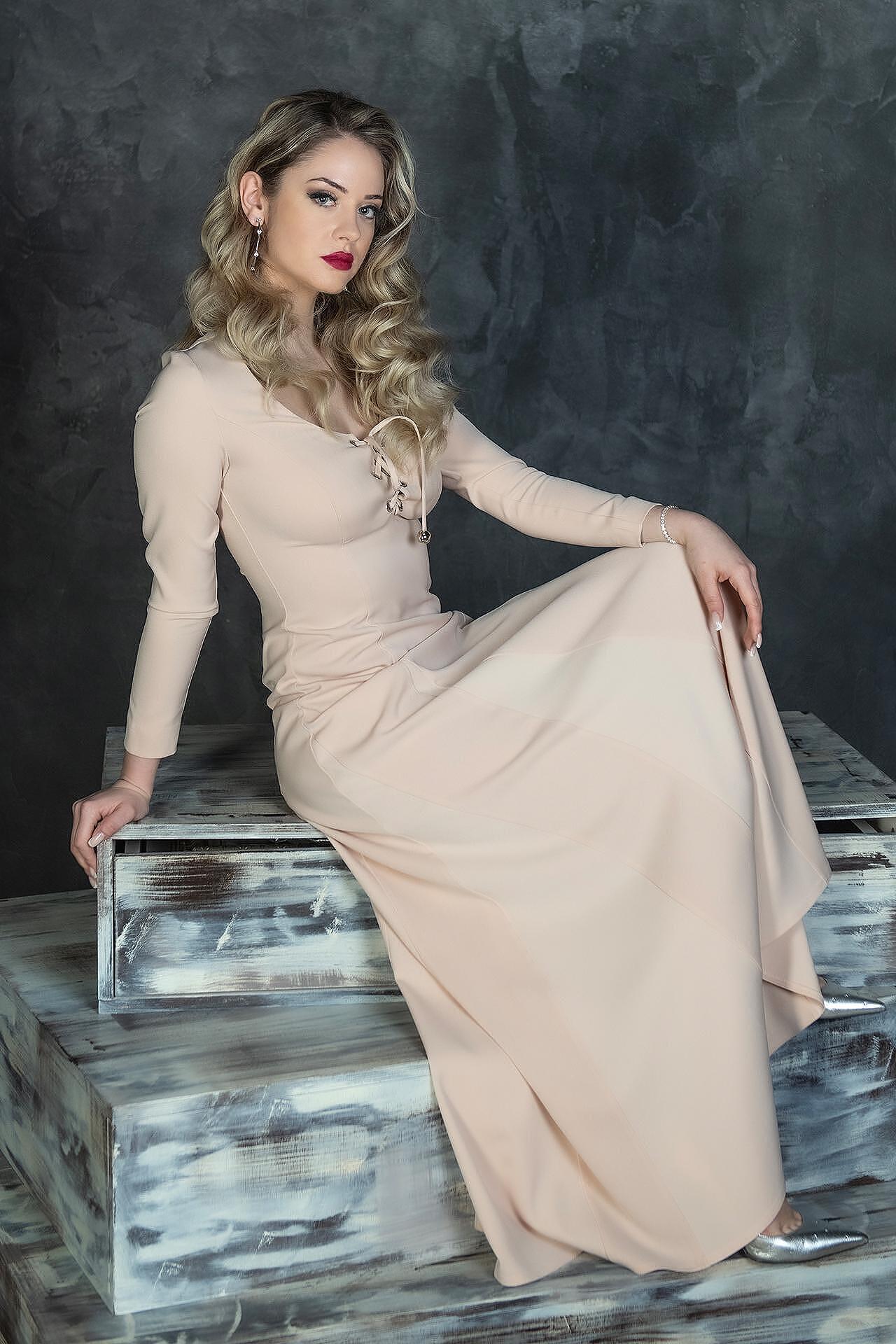 Бежова рокля Bella Rose