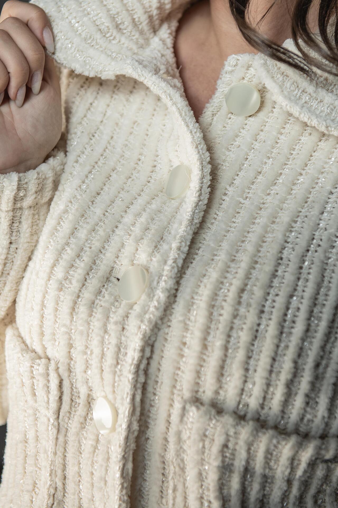 Къса жилетка в екрю