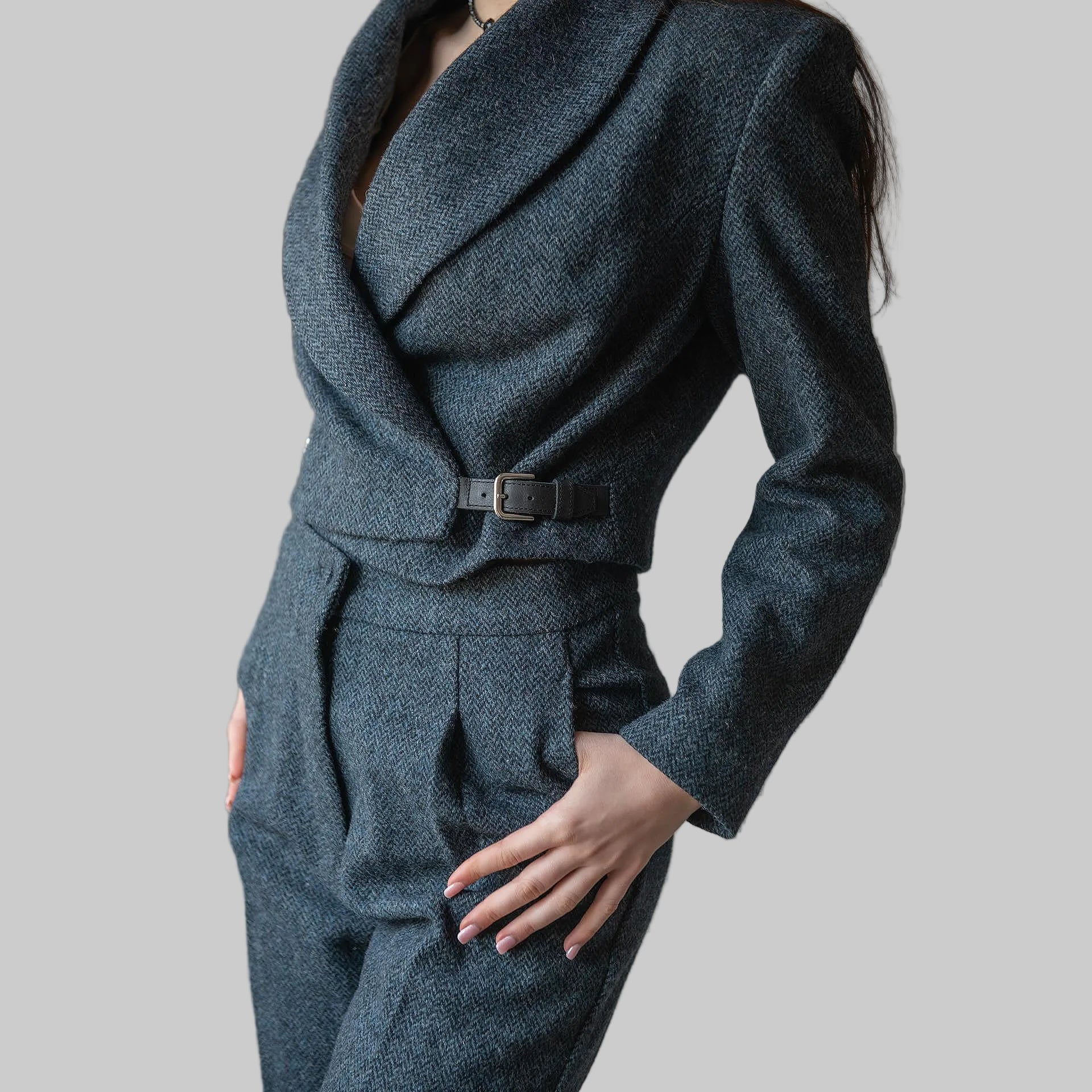 Дамски костюм от вълна 