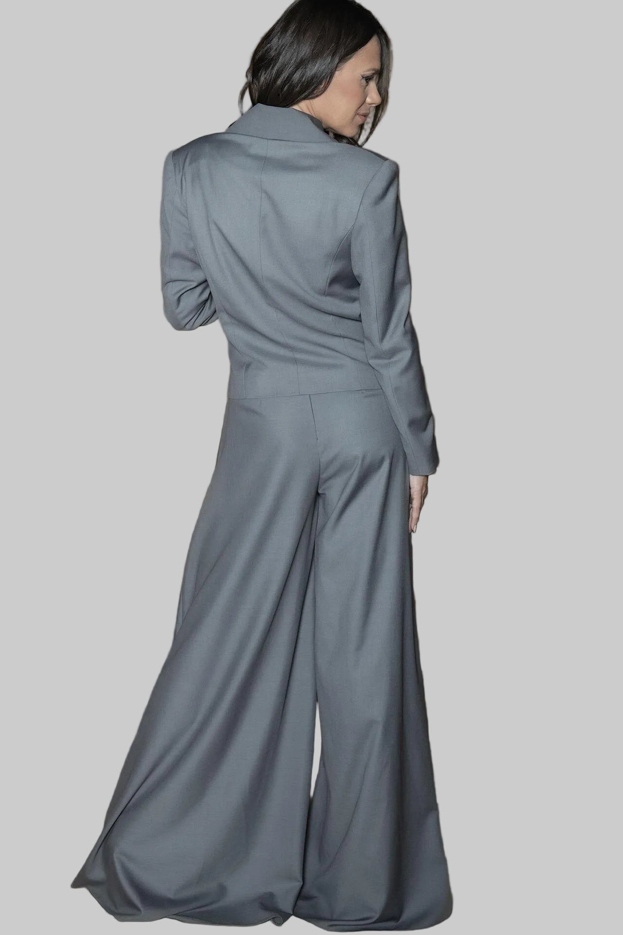 Елегантен сив костюм 