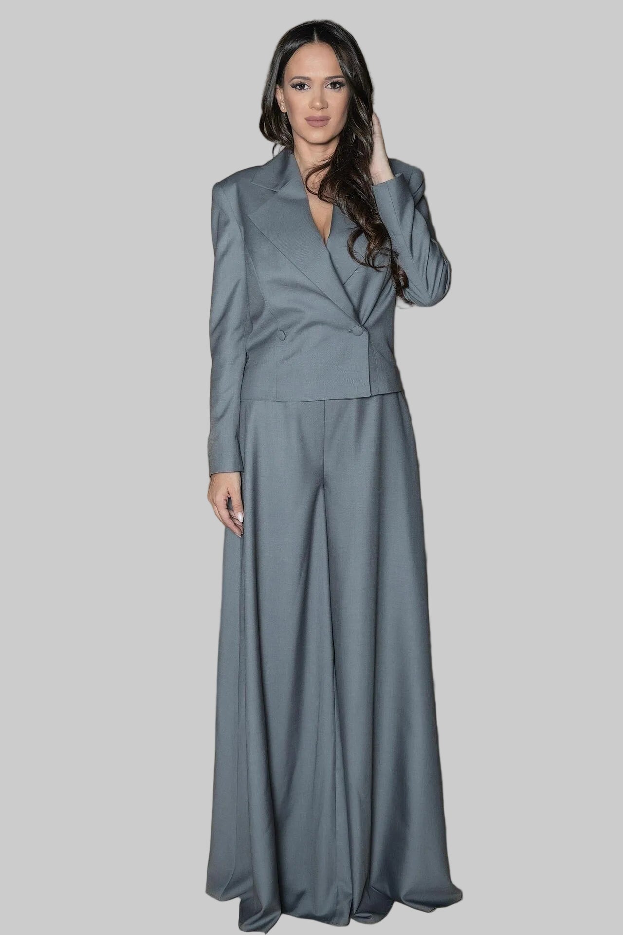 Елегантен сив костюм 