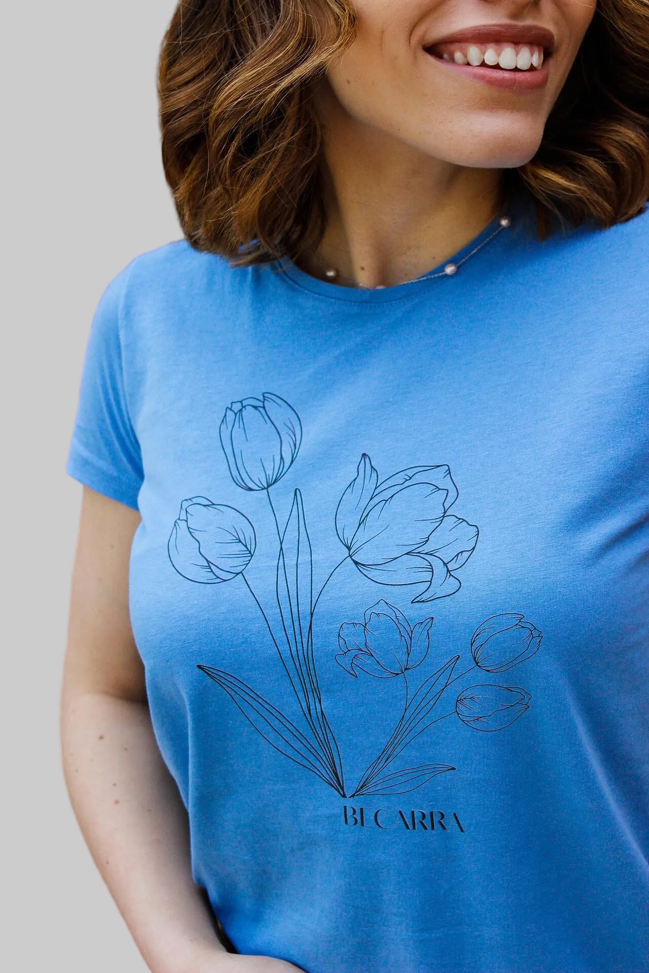 Тениска в синьо с авторска щампа лалета 